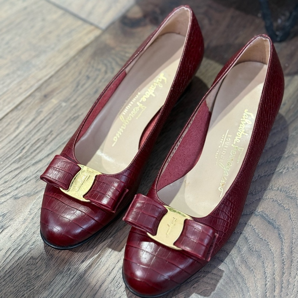 💯 Ferragamo pumps in burgundy croc-embossed leather with gold Vara hardware